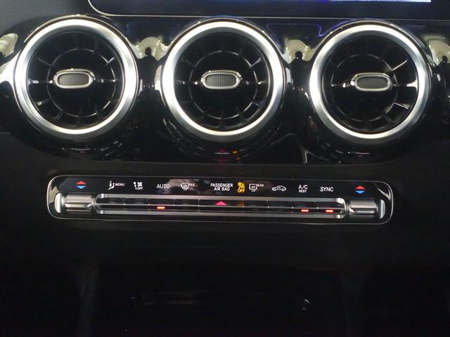 ＧＬＡクラス ＧＬＡ２００　ｄ　４ＭＡＴＩＣ　ナビゲーションパッケージ　シートヒーター　パワーシート　トランクスルー　フロアマット　コネクテッド機能　ナビ　音楽プレーヤー接続　Ｂｌｕｅｔｏｏｔｈ接続　ＴＶ　ＥＴＣ　ＬＥＤヘッドライト（13枚目）