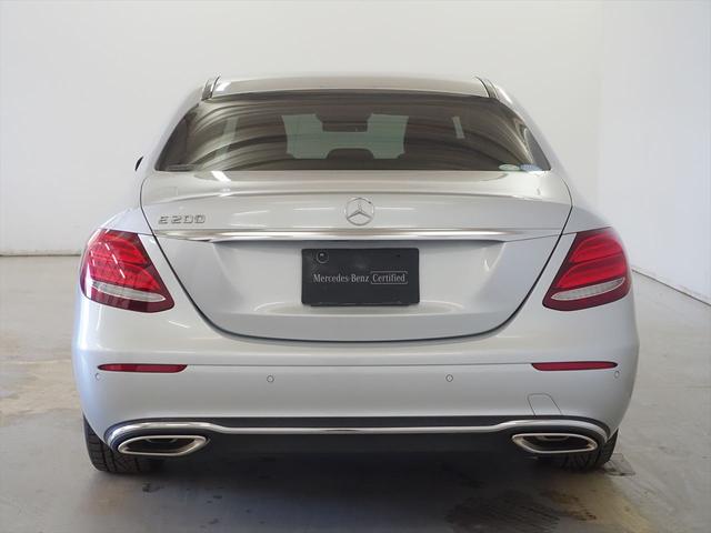 Ｅクラス Ｅ２００　アバンギャルド　シートヒーター　パワーシート　トランクスルー　フロアマット　ナビ　音楽プレーヤー接続　Ｂｌｕｅｔｏｏｔｈ接続　ＴＶ　ＥＴＣ　ＬＥＤヘッドライト　全周囲カメラ　フロントカメラ　サイドカメラ（3枚目）