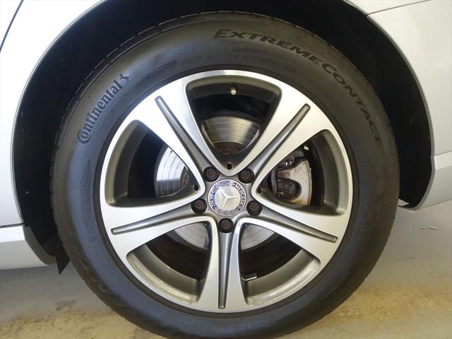 Ｅクラス Ｅ２００　アバンギャルド　シートヒーター　パワーシート　トランクスルー　フロアマット　ナビ　音楽プレーヤー接続　Ｂｌｕｅｔｏｏｔｈ接続　ＴＶ　ＥＴＣ　ＬＥＤヘッドライト　全周囲カメラ　フロントカメラ　サイドカメラ（31枚目）