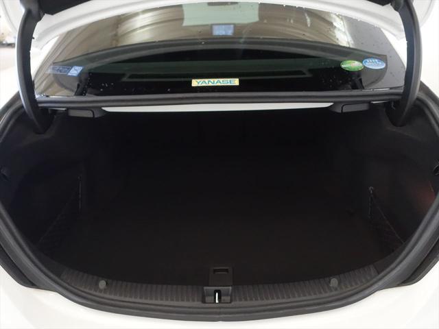 Cクラス C200 アバンギャルド ベーシックパッケージ シートヒーター パワーシート トランクスルー フロアマット ナビ CD ミュージックサーバー 音楽プレーヤー接続 Bluetooth接続 TV DVD再生 ETC(24枚目)