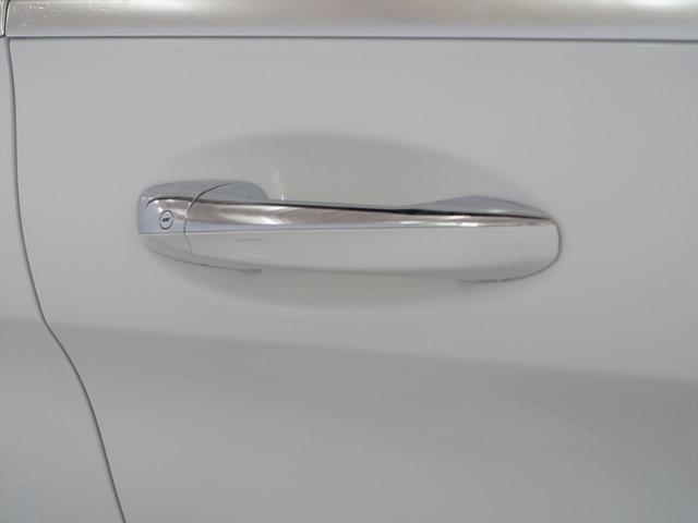 Cクラス C200 アバンギャルド ベーシックパッケージ シートヒーター パワーシート トランクスルー フロアマット ナビ CD ミュージックサーバー 音楽プレーヤー接続 Bluetooth接続 TV DVD再生 ETC(25枚目)