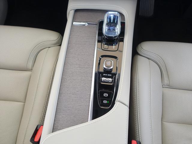 XC90 B6 AWD インスクリプション シートヒーター シートエアコン パワーシート 3列シート トランクスルー フロアマット ナビ 音楽プレーヤー接続 Bluetooth接続 TV ETC サンルーフ・ガラスルーフ LEDヘッドライト(16枚目)