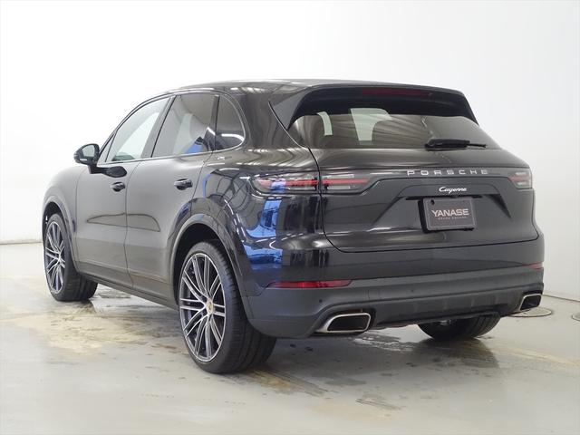 カイエン ベースグレード シートヒーター パワーシート トランクスルー フロアマット ナビ 音楽プレーヤー接続 Bluetooth接続 ETC LEDヘッドライト 電動リアゲート 全周囲カメラ フロントカメラ サイドカメラ(4枚目)