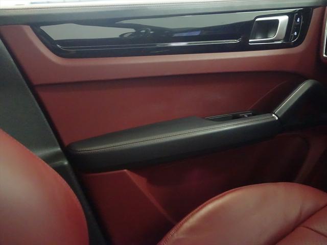 カイエン ベースグレード シートヒーター パワーシート トランクスルー フロアマット ナビ 音楽プレーヤー接続 Bluetooth接続 ETC LEDヘッドライト 電動リアゲート 全周囲カメラ フロントカメラ サイドカメラ(14枚目)