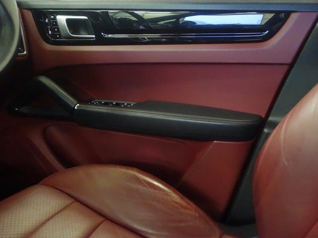 カイエン ベースグレード シートヒーター パワーシート トランクスルー フロアマット ナビ 音楽プレーヤー接続 Bluetooth接続 ETC LEDヘッドライト 電動リアゲート 全周囲カメラ フロントカメラ サイドカメラ(15枚目)