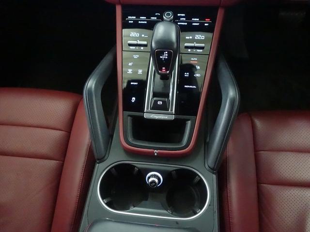 カイエン ベースグレード シートヒーター パワーシート トランクスルー フロアマット ナビ 音楽プレーヤー接続 Bluetooth接続 ETC LEDヘッドライト 電動リアゲート 全周囲カメラ フロントカメラ サイドカメラ(16枚目)