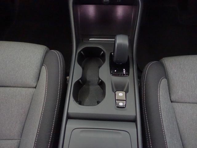 XC40 B4 AWD モメンタム シートヒーター パワーシート トランクスルー フロアマット ナビ 音楽プレーヤー接続 Bluetooth接続 TV ETC LEDヘッドライト 電動リアゲート 全周囲カメラ フロントカメラ(16枚目)