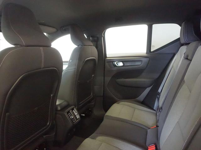 XC40 B4 AWD モメンタム シートヒーター パワーシート トランクスルー フロアマット ナビ 音楽プレーヤー接続 Bluetooth接続 TV ETC LEDヘッドライト 電動リアゲート 全周囲カメラ フロントカメラ(23枚目)