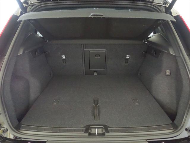 XC40 B4 AWD モメンタム シートヒーター パワーシート トランクスルー フロアマット ナビ 音楽プレーヤー接続 Bluetooth接続 TV ETC LEDヘッドライト 電動リアゲート 全周囲カメラ フロントカメラ(24枚目)