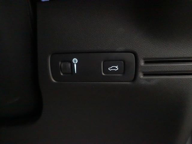 XC40 B4 AWD モメンタム シートヒーター パワーシート トランクスルー フロアマット ナビ 音楽プレーヤー接続 Bluetooth接続 TV ETC LEDヘッドライト 電動リアゲート 全周囲カメラ フロントカメラ(28枚目)