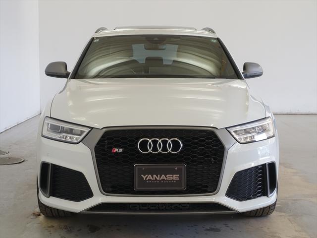 RS Q3 ベースグレード シートヒーター パワーシート トランクスルー フロアマット ナビ CD ミュージックサーバー 音楽プレーヤー接続 Bluetooth接続 TV DVD再生 ETC サンルーフ・ガラスルーフ(2枚目)