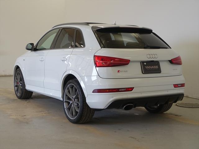 RS Q3 ベースグレード シートヒーター パワーシート トランクスルー フロアマット ナビ CD ミュージックサーバー 音楽プレーヤー接続 Bluetooth接続 TV DVD再生 ETC サンルーフ・ガラスルーフ(4枚目)