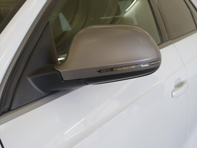 RS Q3 ベースグレード シートヒーター パワーシート トランクスルー フロアマット ナビ CD ミュージックサーバー 音楽プレーヤー接続 Bluetooth接続 TV DVD再生 ETC サンルーフ・ガラスルーフ(7枚目)