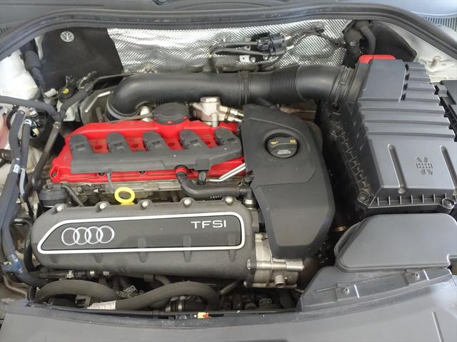 RS Q3 ベースグレード シートヒーター パワーシート トランクスルー フロアマット ナビ CD ミュージックサーバー 音楽プレーヤー接続 Bluetooth接続 TV DVD再生 ETC サンルーフ・ガラスルーフ(9枚目)