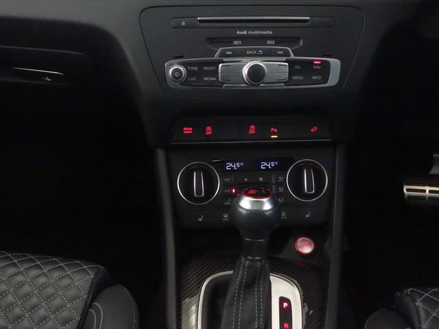 RS Q3 ベースグレード シートヒーター パワーシート トランクスルー フロアマット ナビ CD ミュージックサーバー 音楽プレーヤー接続 Bluetooth接続 TV DVD再生 ETC サンルーフ・ガラスルーフ(13枚目)