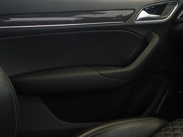 RS Q3 ベースグレード シートヒーター パワーシート トランクスルー フロアマット ナビ CD ミュージックサーバー 音楽プレーヤー接続 Bluetooth接続 TV DVD再生 ETC サンルーフ・ガラスルーフ(14枚目)