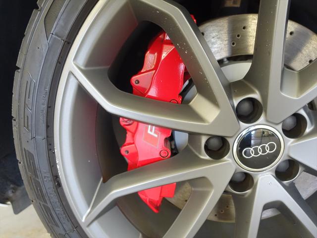 RS Q3 ベースグレード シートヒーター パワーシート トランクスルー フロアマット ナビ CD ミュージックサーバー 音楽プレーヤー接続 Bluetooth接続 TV DVD再生 ETC サンルーフ・ガラスルーフ(18枚目)