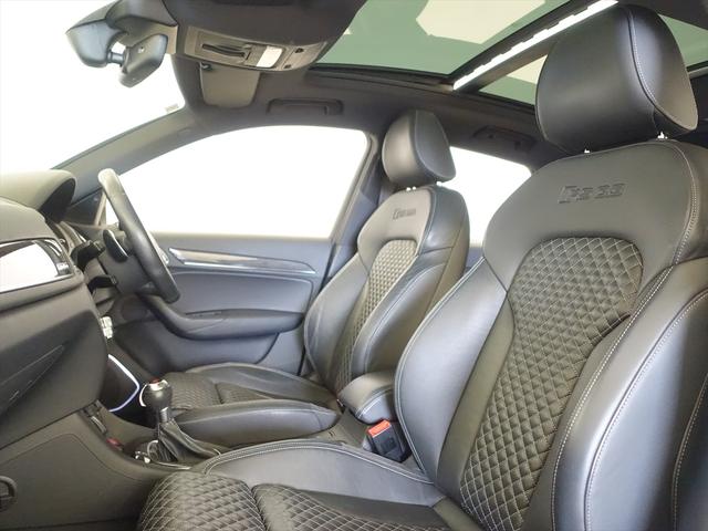RS Q3 ベースグレード シートヒーター パワーシート トランクスルー フロアマット ナビ CD ミュージックサーバー 音楽プレーヤー接続 Bluetooth接続 TV DVD再生 ETC サンルーフ・ガラスルーフ(19枚目)