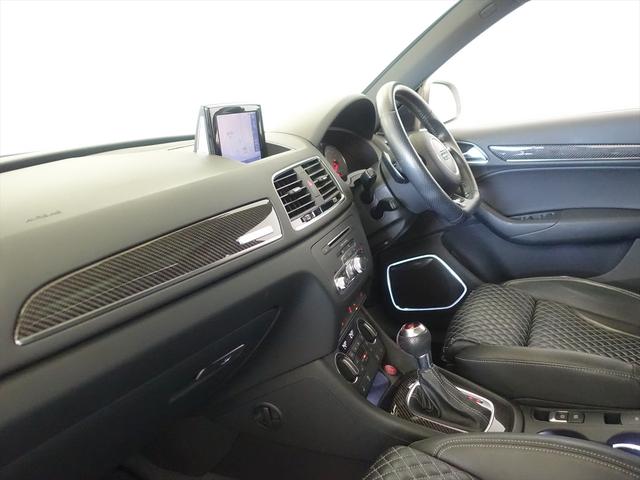 RS Q3 ベースグレード シートヒーター パワーシート トランクスルー フロアマット ナビ CD ミュージックサーバー 音楽プレーヤー接続 Bluetooth接続 TV DVD再生 ETC サンルーフ・ガラスルーフ(20枚目)