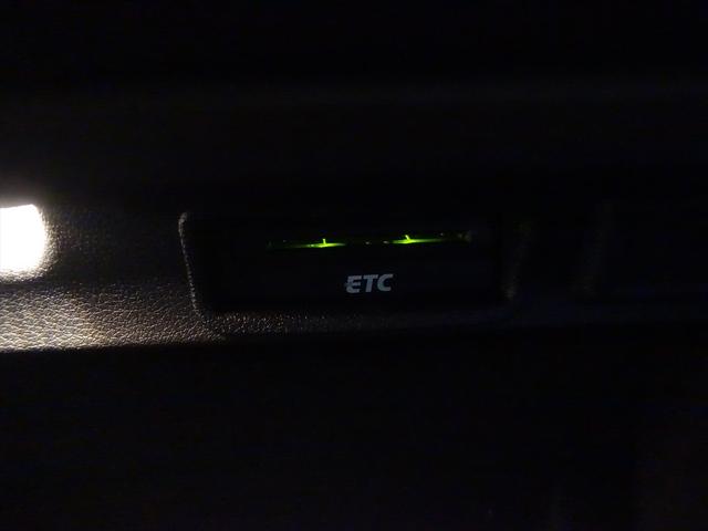 RS Q3 ベースグレード シートヒーター パワーシート トランクスルー フロアマット ナビ CD ミュージックサーバー 音楽プレーヤー接続 Bluetooth接続 TV DVD再生 ETC サンルーフ・ガラスルーフ(22枚目)