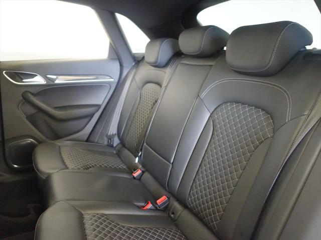 RS Q3 ベースグレード シートヒーター パワーシート トランクスルー フロアマット ナビ CD ミュージックサーバー 音楽プレーヤー接続 Bluetooth接続 TV DVD再生 ETC サンルーフ・ガラスルーフ(24枚目)