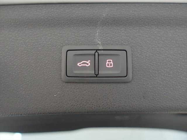 RS Q3 ベースグレード シートヒーター パワーシート トランクスルー フロアマット ナビ CD ミュージックサーバー 音楽プレーヤー接続 Bluetooth接続 TV DVD再生 ETC サンルーフ・ガラスルーフ(27枚目)