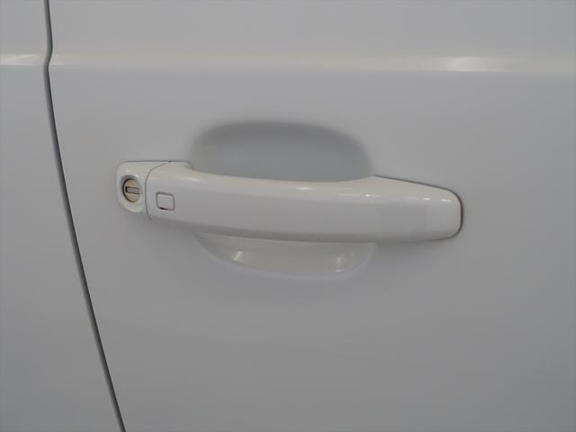 RS Q3 ベースグレード シートヒーター パワーシート トランクスルー フロアマット ナビ CD ミュージックサーバー 音楽プレーヤー接続 Bluetooth接続 TV DVD再生 ETC サンルーフ・ガラスルーフ(28枚目)