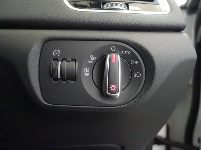 RS Q3 ベースグレード シートヒーター パワーシート トランクスルー フロアマット ナビ CD ミュージックサーバー 音楽プレーヤー接続 Bluetooth接続 TV DVD再生 ETC サンルーフ・ガラスルーフ(30枚目)