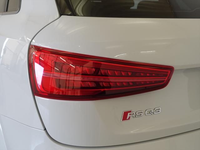 RS Q3 ベースグレード シートヒーター パワーシート トランクスルー フロアマット ナビ CD ミュージックサーバー 音楽プレーヤー接続 Bluetooth接続 TV DVD再生 ETC サンルーフ・ガラスルーフ(32枚目)