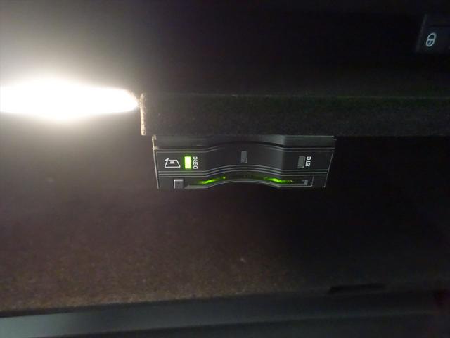 Ｃクラス Ｃ１８０　ローレウスエディション　レーダーセーフティパッケージ　シートヒーター　パワーシート　トランクスルー　フロアマット　コネクテッド機能　ナビ　ＣＤ　ミュージックサーバー　音楽プレーヤー接続　Ｂｌｕｅｔｏｏｔｈ接続　ＴＶ（18枚目）