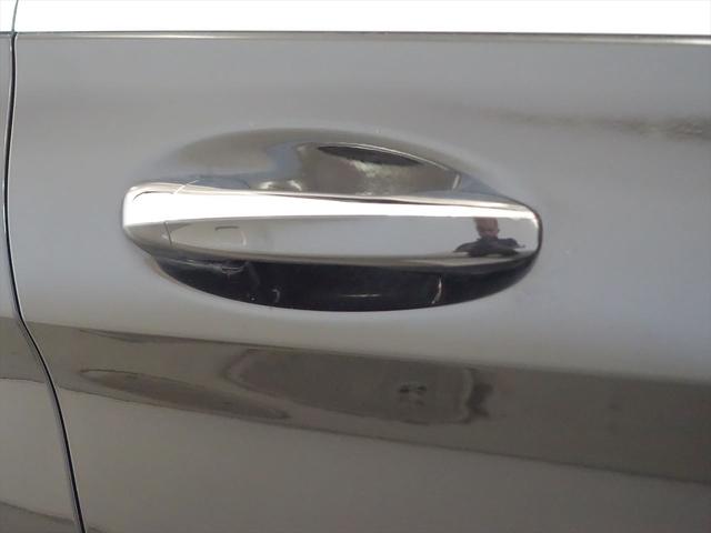 Ｃクラス Ｃ１８０　ローレウスエディション　レーダーセーフティパッケージ　シートヒーター　パワーシート　トランクスルー　フロアマット　コネクテッド機能　ナビ　ＣＤ　ミュージックサーバー　音楽プレーヤー接続　Ｂｌｕｅｔｏｏｔｈ接続　ＴＶ（22枚目）