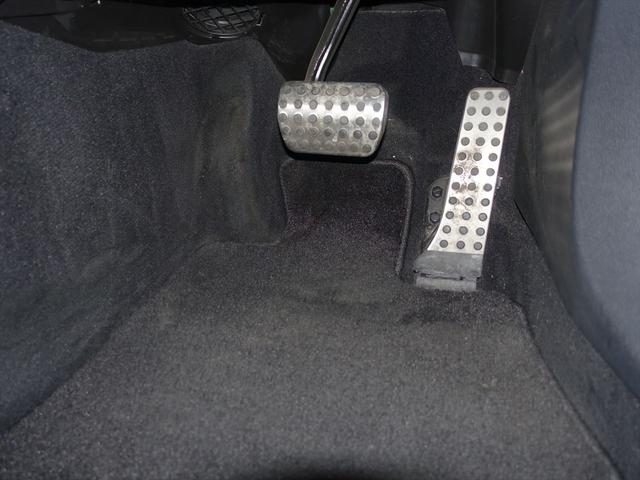 Ｃクラス Ｃ１８０　ローレウスエディション　レーダーセーフティパッケージ　シートヒーター　パワーシート　トランクスルー　フロアマット　コネクテッド機能　ナビ　ＣＤ　ミュージックサーバー　音楽プレーヤー接続　Ｂｌｕｅｔｏｏｔｈ接続　ＴＶ（23枚目）