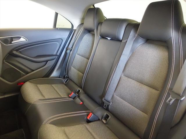 ＣＬＡクラス ＣＬＡ１８０　ＡＭＧスタイル　レーダーセーフティパッケージ　シートヒーター　トランクスルー　フロアマット　ナビ　ＣＤ　ミュージックサーバー　音楽プレーヤー接続　Ｂｌｕｅｔｏｏｔｈ接続　ＴＶ　ＤＶＤ再生　ＥＴＣ　ＬＥＤヘッドライト（20枚目）