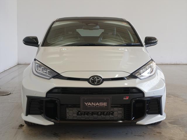 ＧＲヤリス ＲＺ　ハイパフォーマンス　シートヒーター　トランクスルー　フロアマット　コネクテッド機能　ナビ　音楽プレーヤー接続　Ｂｌｕｅｔｏｏｔｈ接続　ＴＶ　ＥＴＣ　ＬＥＤヘッドライト　バックモニター　盗難防止　衝突被害軽減ブレーキ（2枚目）