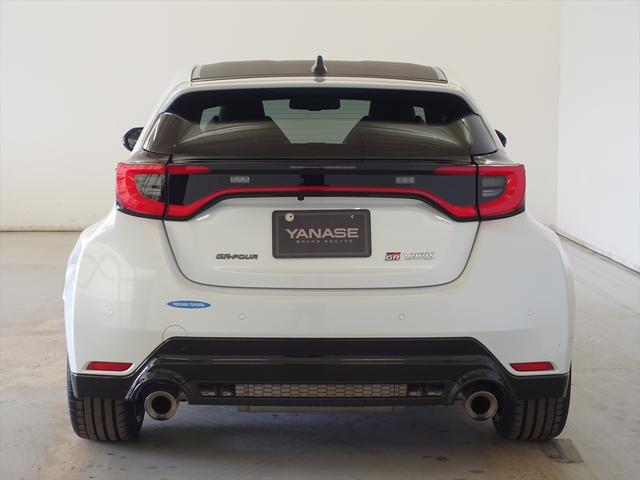 ＧＲヤリス ＲＺ　ハイパフォーマンス　シートヒーター　トランクスルー　フロアマット　コネクテッド機能　ナビ　音楽プレーヤー接続　Ｂｌｕｅｔｏｏｔｈ接続　ＴＶ　ＥＴＣ　ＬＥＤヘッドライト　バックモニター　盗難防止　衝突被害軽減ブレーキ（3枚目）