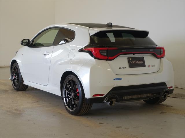 ＧＲヤリス ＲＺ　ハイパフォーマンス　シートヒーター　トランクスルー　フロアマット　コネクテッド機能　ナビ　音楽プレーヤー接続　Ｂｌｕｅｔｏｏｔｈ接続　ＴＶ　ＥＴＣ　ＬＥＤヘッドライト　バックモニター　盗難防止　衝突被害軽減ブレーキ（4枚目）