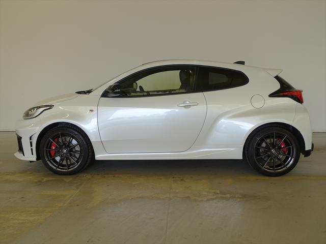 ＧＲヤリス ＲＺ　ハイパフォーマンス　シートヒーター　トランクスルー　フロアマット　コネクテッド機能　ナビ　音楽プレーヤー接続　Ｂｌｕｅｔｏｏｔｈ接続　ＴＶ　ＥＴＣ　ＬＥＤヘッドライト　バックモニター　盗難防止　衝突被害軽減ブレーキ（5枚目）