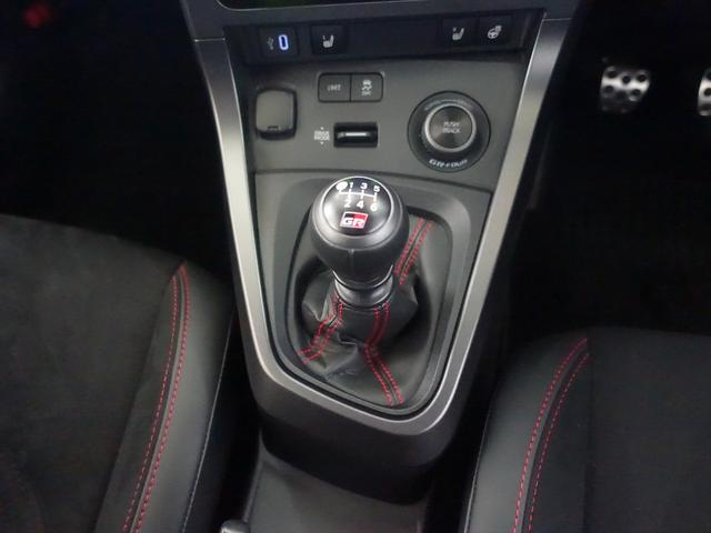 ＧＲヤリス ＲＺ　ハイパフォーマンス　シートヒーター　トランクスルー　フロアマット　コネクテッド機能　ナビ　音楽プレーヤー接続　Ｂｌｕｅｔｏｏｔｈ接続　ＴＶ　ＥＴＣ　ＬＥＤヘッドライト　バックモニター　盗難防止　衝突被害軽減ブレーキ（16枚目）