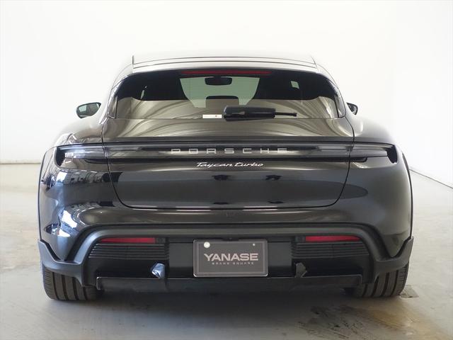 タイカンクロスツーリスモ タイカン　ターボクロスツーリスモ　シートヒーター　パワーシート　トランクスルー　フロアマット　ナビ　音楽プレーヤー接続　Ｂｌｕｅｔｏｏｔｈ接続　ＥＴＣ　サンルーフ・ガラスルーフ　ＬＥＤヘッドライト　電動リアゲート　全周囲カメラ（3枚目）