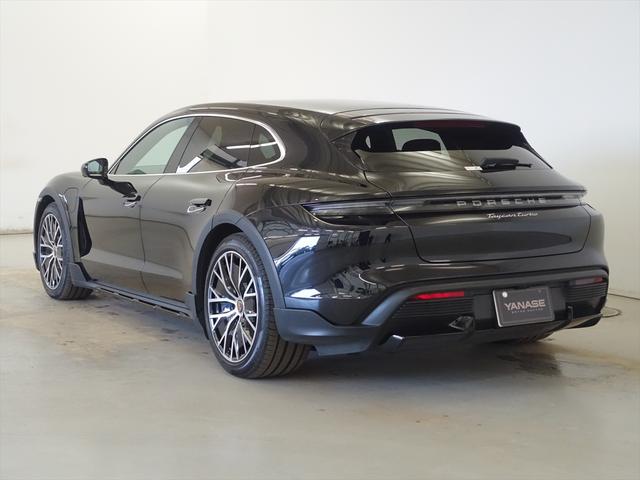 タイカンクロスツーリスモ タイカン　ターボクロスツーリスモ　シートヒーター　パワーシート　トランクスルー　フロアマット　ナビ　音楽プレーヤー接続　Ｂｌｕｅｔｏｏｔｈ接続　ＥＴＣ　サンルーフ・ガラスルーフ　ＬＥＤヘッドライト　電動リアゲート　全周囲カメラ（4枚目）