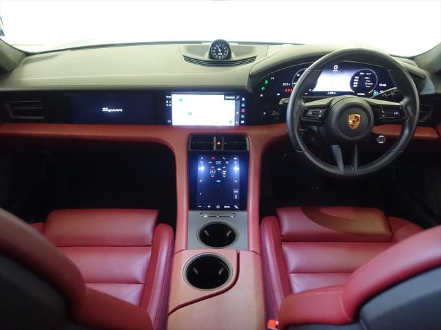 タイカンクロスツーリスモ タイカン　ターボクロスツーリスモ　シートヒーター　パワーシート　トランクスルー　フロアマット　ナビ　音楽プレーヤー接続　Ｂｌｕｅｔｏｏｔｈ接続　ＥＴＣ　サンルーフ・ガラスルーフ　ＬＥＤヘッドライト　電動リアゲート　全周囲カメラ（12枚目）