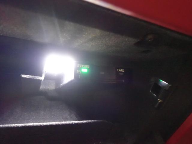 タイカンクロスツーリスモ タイカン　ターボクロスツーリスモ　シートヒーター　パワーシート　トランクスルー　フロアマット　ナビ　音楽プレーヤー接続　Ｂｌｕｅｔｏｏｔｈ接続　ＥＴＣ　サンルーフ・ガラスルーフ　ＬＥＤヘッドライト　電動リアゲート　全周囲カメラ（21枚目）