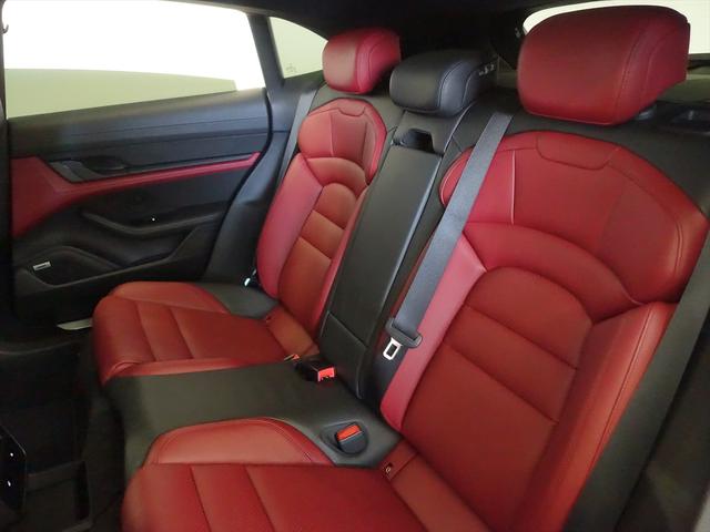 タイカンクロスツーリスモ タイカン　ターボクロスツーリスモ　シートヒーター　パワーシート　トランクスルー　フロアマット　ナビ　音楽プレーヤー接続　Ｂｌｕｅｔｏｏｔｈ接続　ＥＴＣ　サンルーフ・ガラスルーフ　ＬＥＤヘッドライト　電動リアゲート　全周囲カメラ（23枚目）