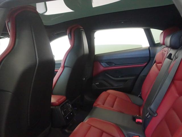 タイカンクロスツーリスモ タイカン　ターボクロスツーリスモ　シートヒーター　パワーシート　トランクスルー　フロアマット　ナビ　音楽プレーヤー接続　Ｂｌｕｅｔｏｏｔｈ接続　ＥＴＣ　サンルーフ・ガラスルーフ　ＬＥＤヘッドライト　電動リアゲート　全周囲カメラ（24枚目）