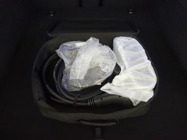 タイカンクロスツーリスモ タイカン　ターボクロスツーリスモ　シートヒーター　パワーシート　トランクスルー　フロアマット　ナビ　音楽プレーヤー接続　Ｂｌｕｅｔｏｏｔｈ接続　ＥＴＣ　サンルーフ・ガラスルーフ　ＬＥＤヘッドライト　電動リアゲート　全周囲カメラ（26枚目）