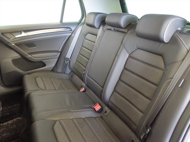 ゴルフ ＴＳＩ　ハイライン　マイスター　シートヒーター　パワーシート　トランクスルー　フロアマット　ナビ　ＣＤ　ミュージックサーバー　音楽プレーヤー接続　Ｂｌｕｅｔｏｏｔｈ接続　ＴＶ　ＤＶＤ再生　ＥＴＣ　ＬＥＤヘッドライト　バックモニター（27枚目）