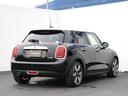 ＭＩＮＩ クーパー　６０ｔｈ　イヤーズエデション　シートヒーター　トランクスルー　フロアマット　コネクテッド機能　ナビ　音楽プレーヤー接続　Ｂｌｕｅｔｏｏｔｈ接続　ＥＴＣ　ＬＥＤヘッドライト　バックモニター　盗難防止　衝突被害軽減ブレーキ（2枚目）