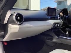 車内を華やかにするホワイトの内装です。目立つ汚れはございません。運転席のシートの擦れはございますので、別のお写真でご確認ください。 2