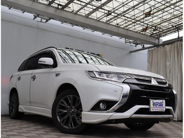 アウトランダーＰＨＥＶ Ｓエディション　サンルーフ　純正ＳＤナビフルセグＤＶＤ再生全方位カメラＢｌｕｅｔｏｏｔｈ接続　レーダークルーズ　　ハーフレザーシートヒーター　ＬＥＤライト　フォグライト　スマートキー　純正１８インチアルミ（6枚目）