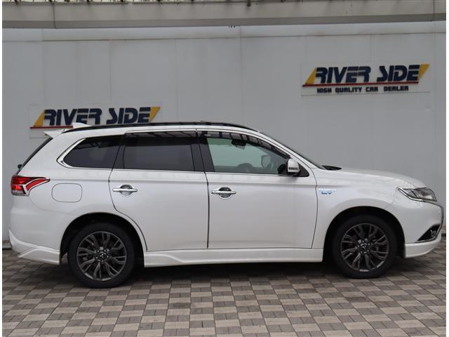 アウトランダーＰＨＥＶ Ｓエディション　サンルーフ　純正ＳＤナビフルセグＤＶＤ再生全方位カメラＢｌｕｅｔｏｏｔｈ接続　レーダークルーズ　　ハーフレザーシートヒーター　ＬＥＤライト　フォグライト　スマートキー　純正１８インチアルミ（12枚目）